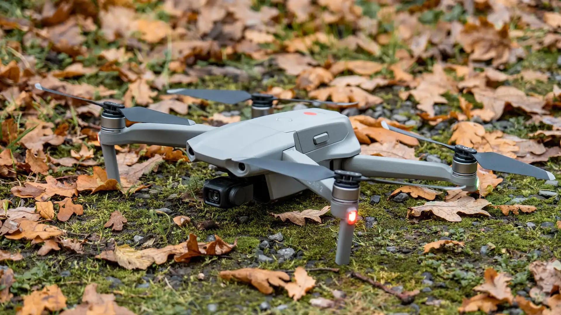 Drone DJI Mavic Air 2 au sol dans les feuilles